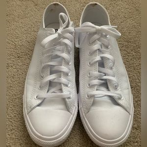 Men’s all white chuck Taylor all star leather shoes. Size 10.